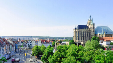 Stadtansicht mit Blick auf den Dom St. Marien und die Severikirche in Erfurt bei Tageslicht.